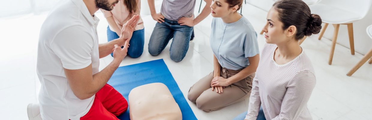 Paramedico istruisce sulla rianimazione cardiopolmonare un gruppo di persone